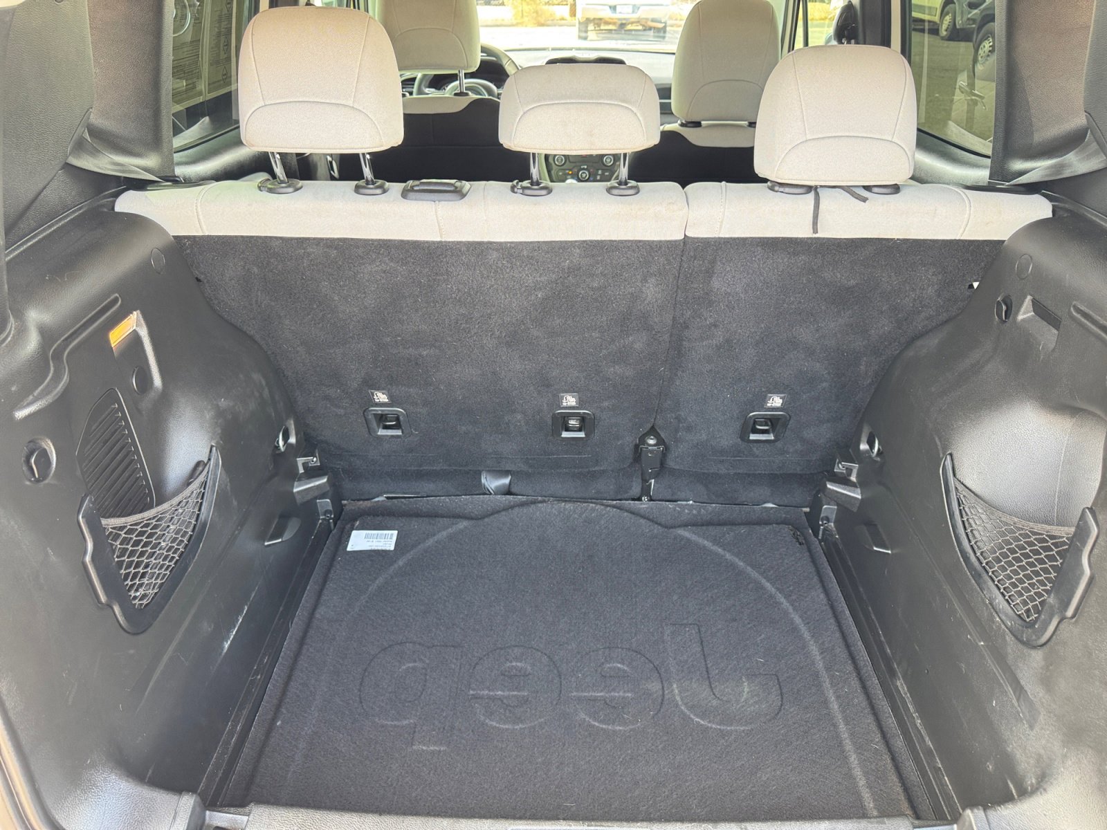 Used 2018 Jeep Renegade Latitude FWD image 16
