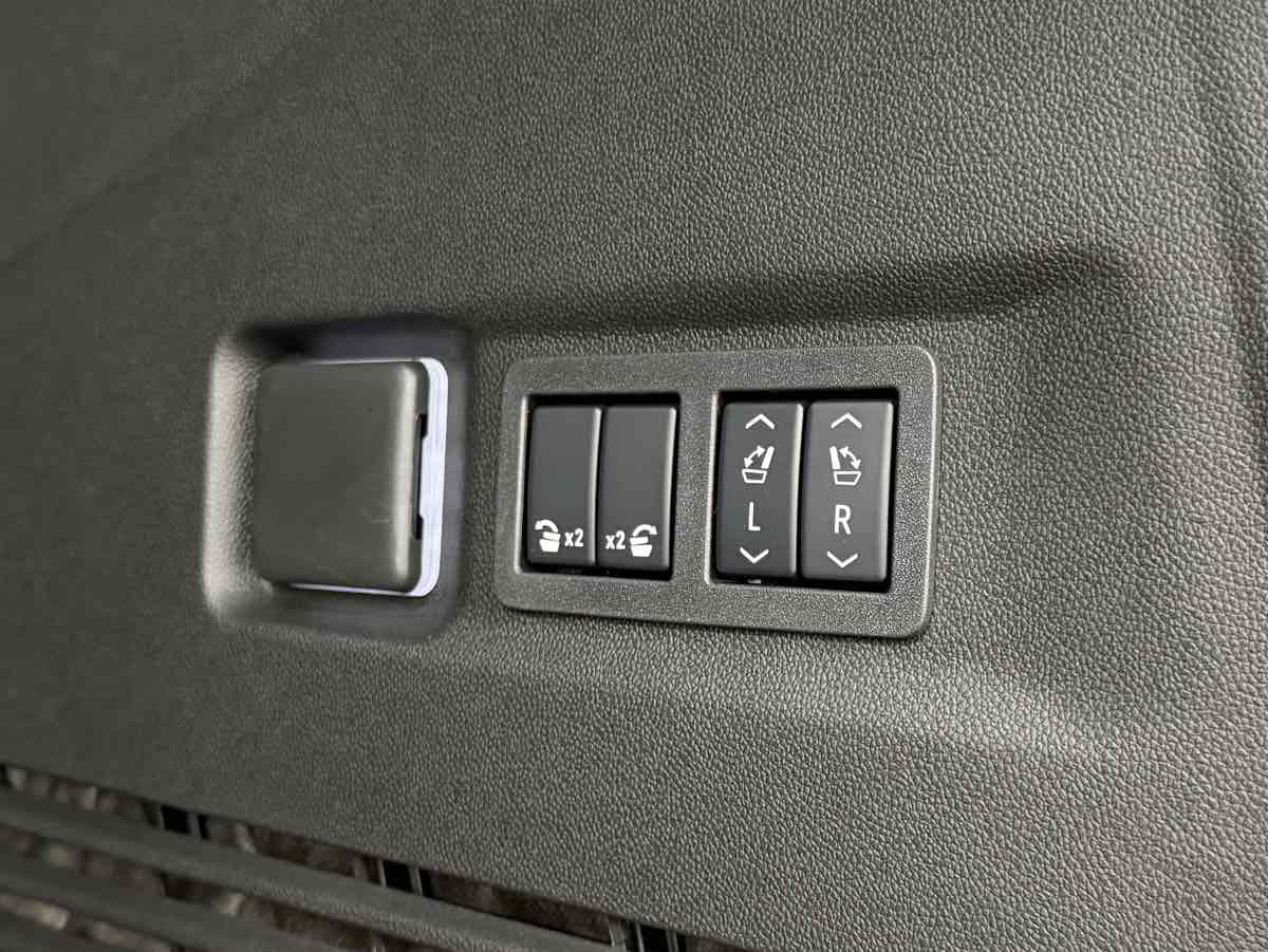 Used 2025 Chevrolet Suburban Z71 w/ Comfort Package AWD/4WD image 35