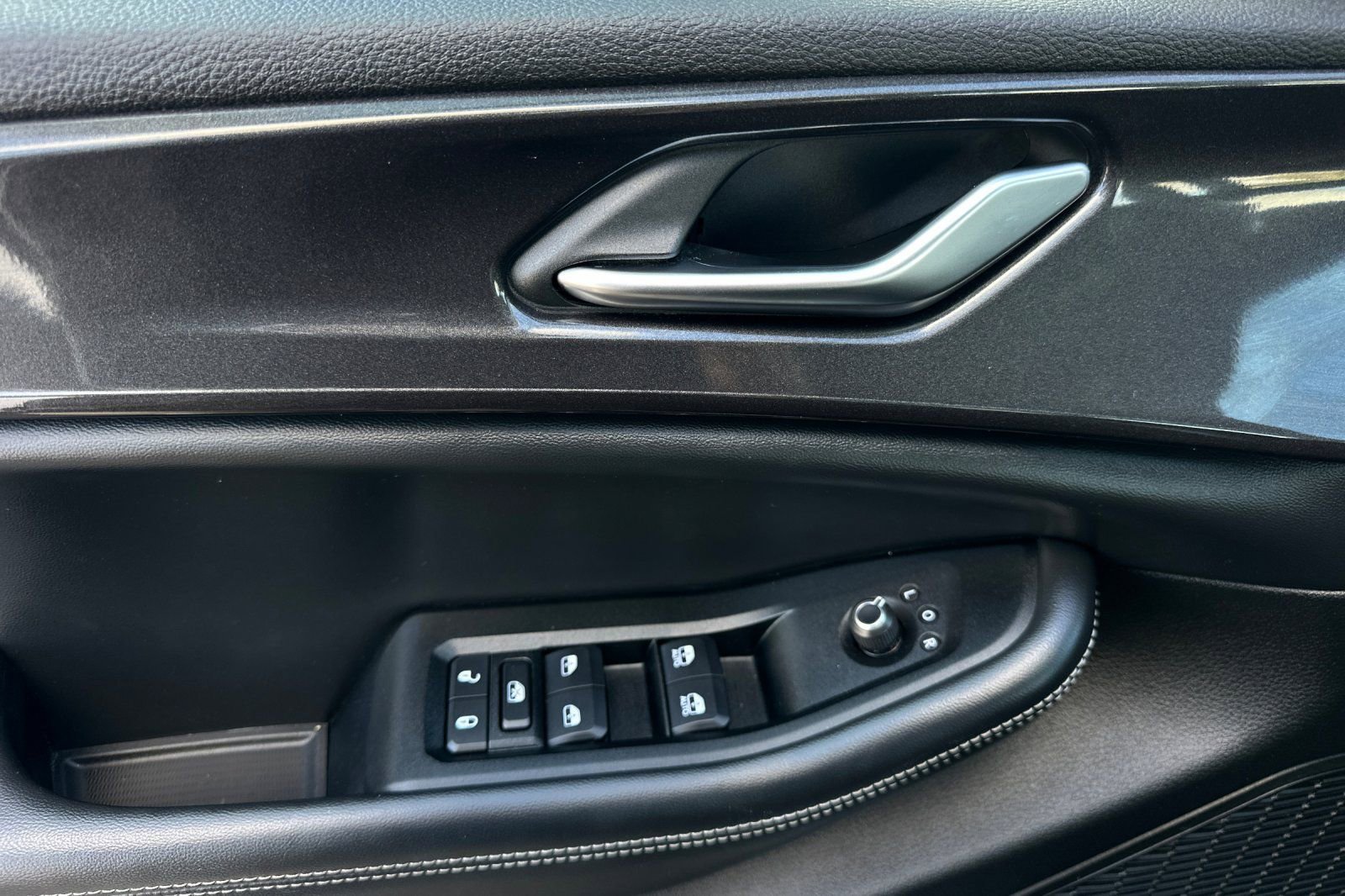Used 2023 Jeep Grand Cherokee Altitude image 11