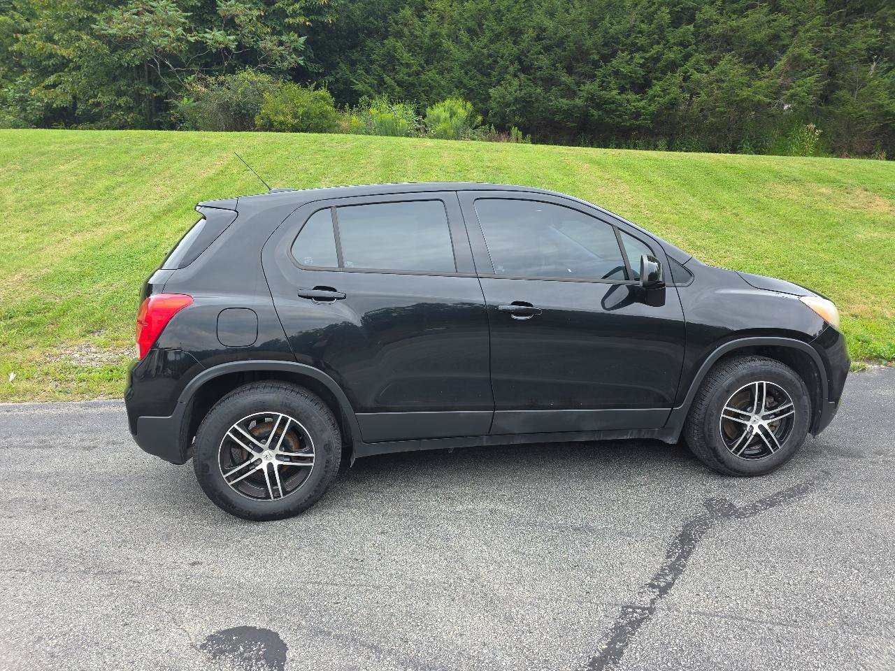 Used 2018 Chevrolet Trax LS FWD image 2