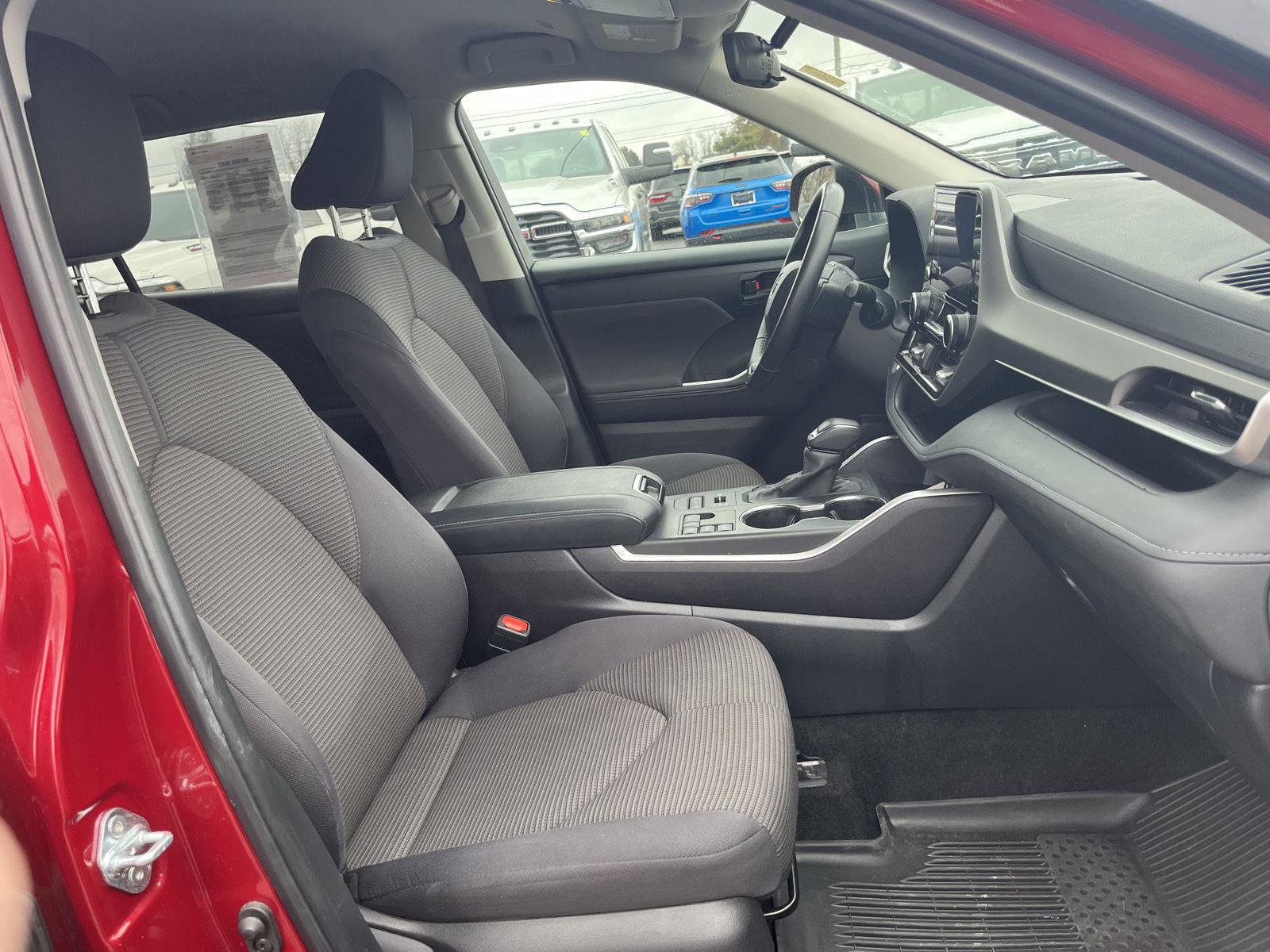 Used 2024 Toyota Highlander LE image 37