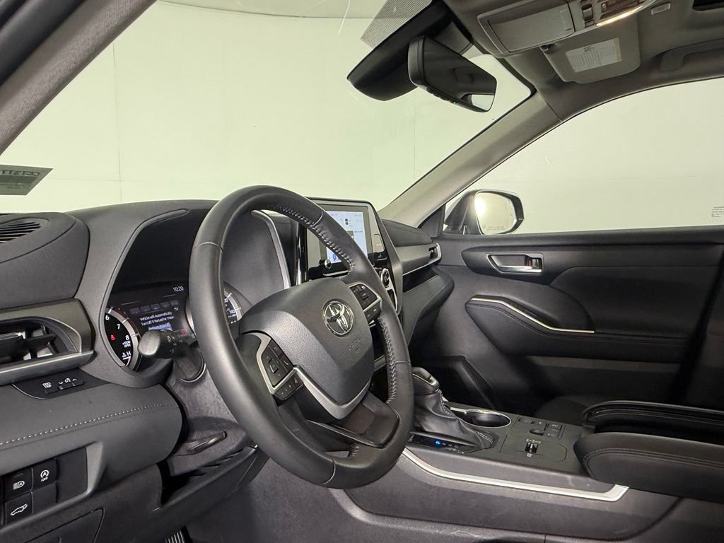 Used 2025 Toyota Highlander XLE FWD image 22