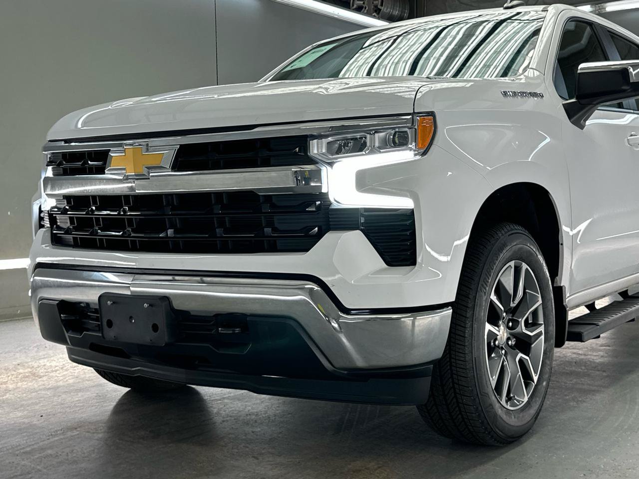 Used 2024 Chevrolet Silverado 1500 LT AWD/4WD image 4