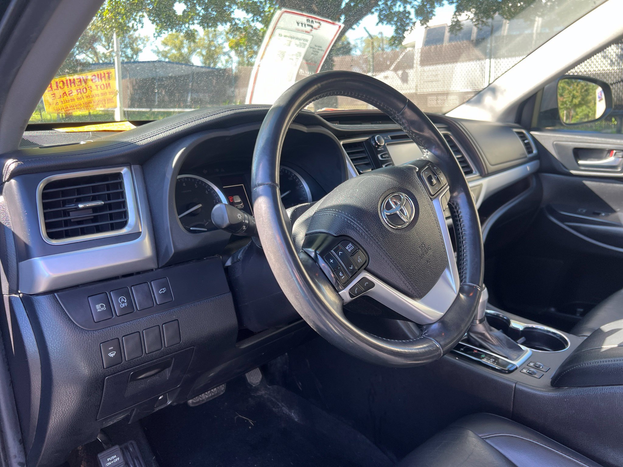 Used 2019 Toyota Highlander XLE AWD/4WD image 11