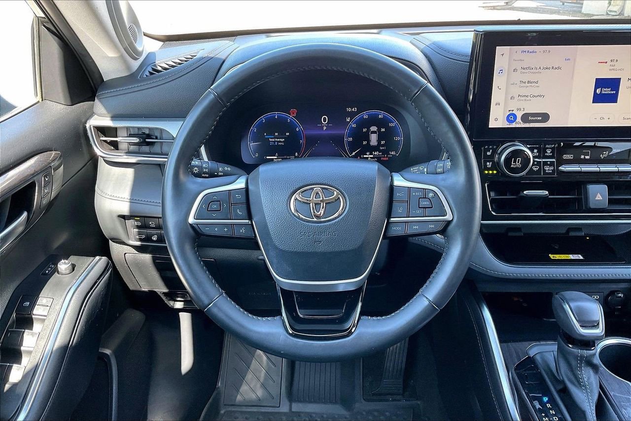 Used 2023 Toyota Highlander Platinum FWD image 10