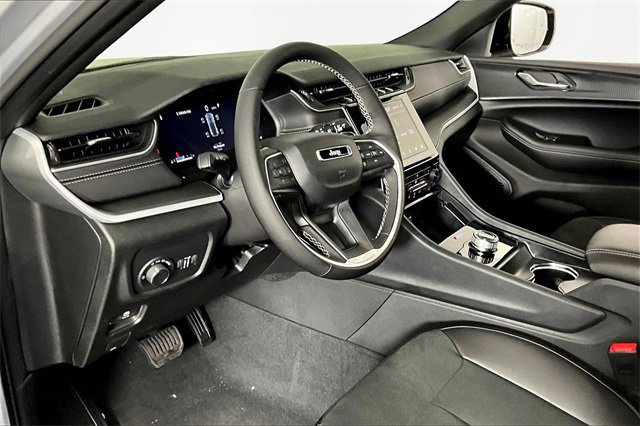 New 2025 Jeep Grand Cherokee Altitude image 8