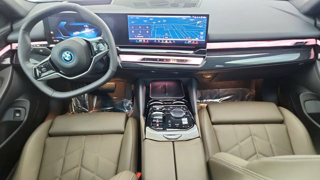 Used 2025 BMW i5 xDrive40 w/ Premium Package AWD/4WD image 91