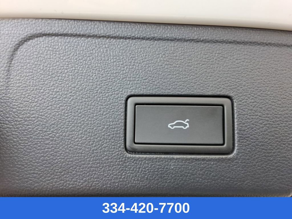 Used 2025 Volkswagen Atlas Cross Sport SE image 19