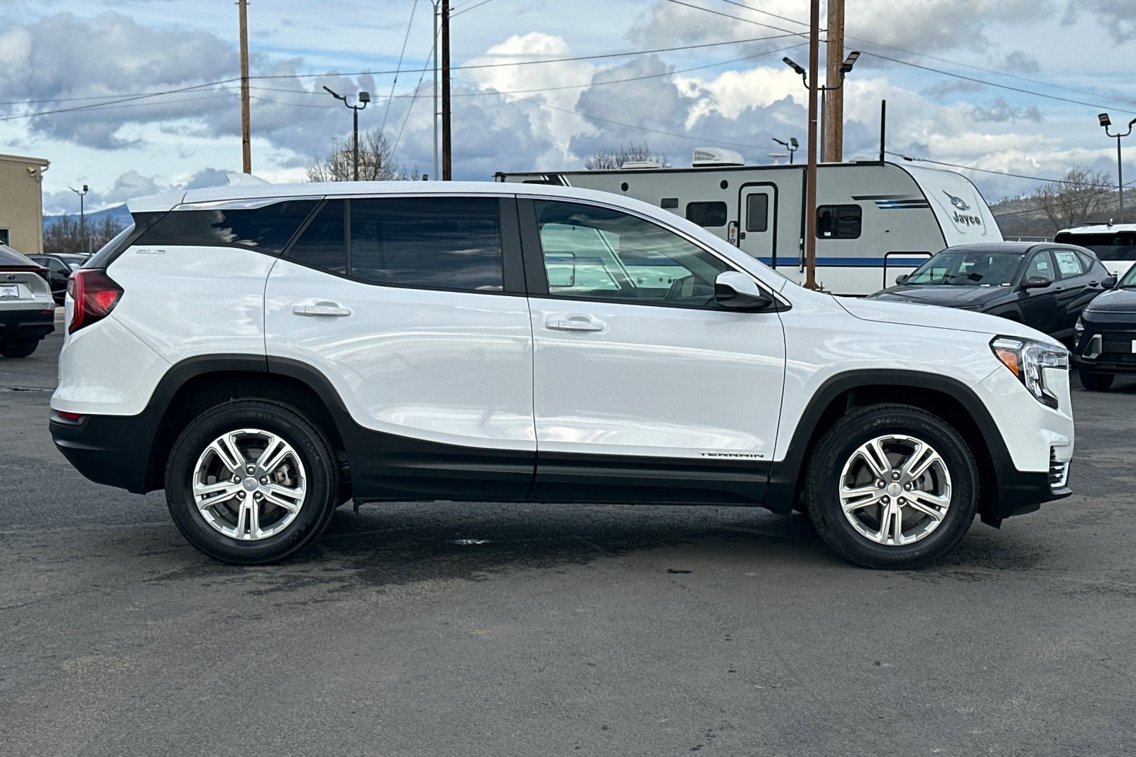 Used 2024 GMC Terrain SLE image 3