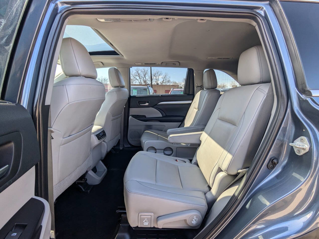 Used 2019 Toyota Highlander XLE FWD image 13