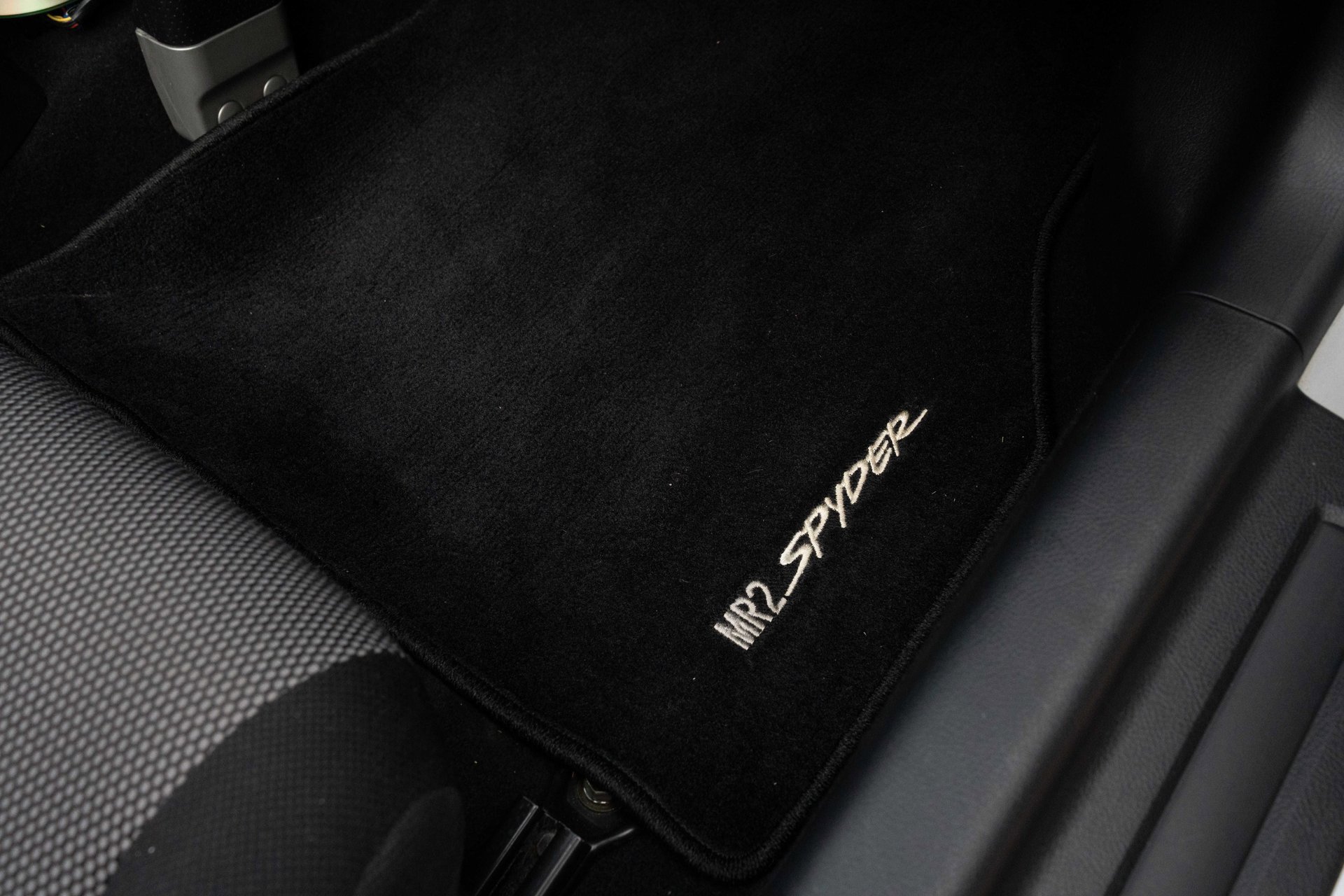 Used 2001 Toyota MR2 image 39