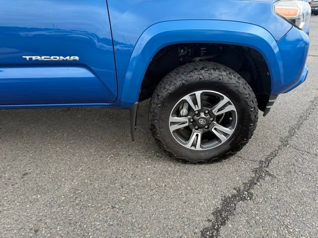 Used 2018 Toyota Tacoma TRD Sport AWD/4WD image 8
