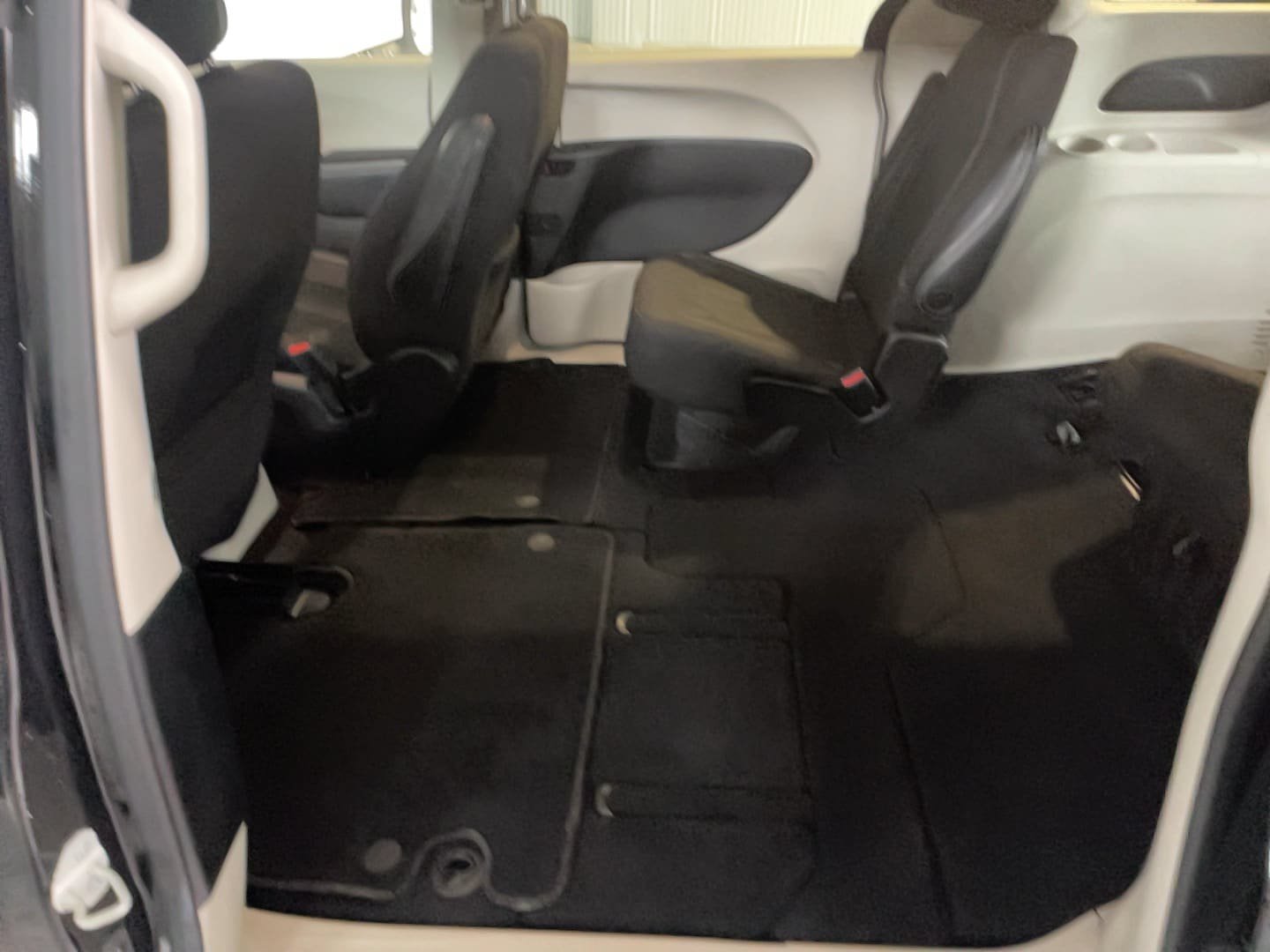 Used 2022 Chrysler Voyager LX FWD image 23