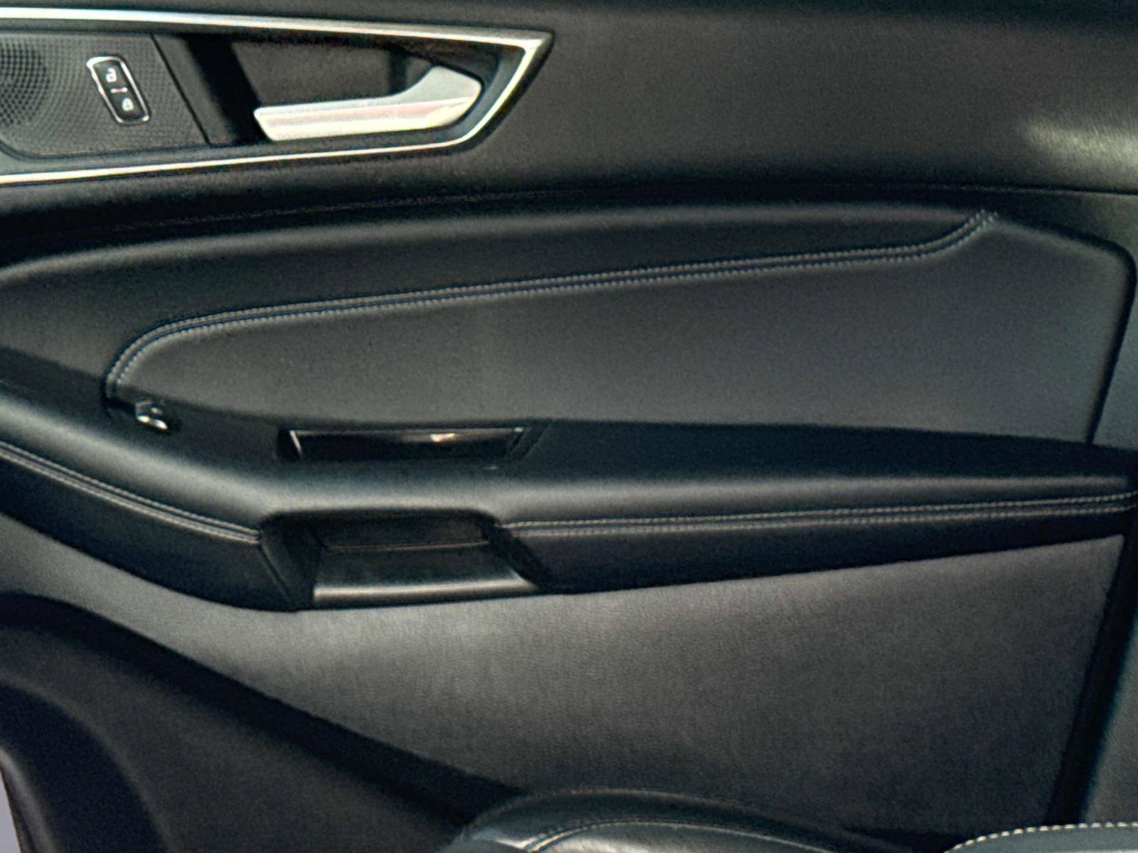 Used 2019 Ford Edge Titanium image 22