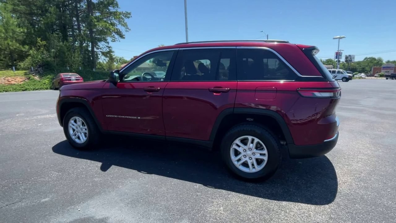 Used 2024 Jeep Grand Cherokee Laredo RWD image 6