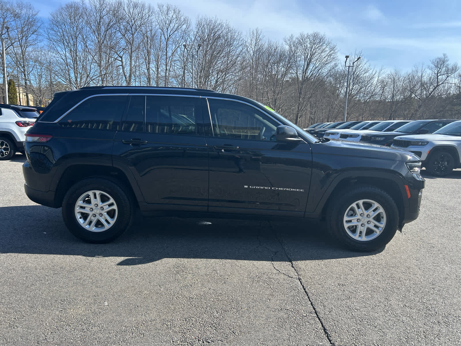 Used 2023 Jeep Grand Cherokee Laredo image 3