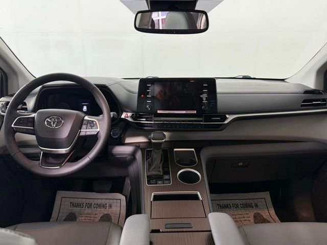 Used 2024 Toyota Sienna XLE FWD image 28