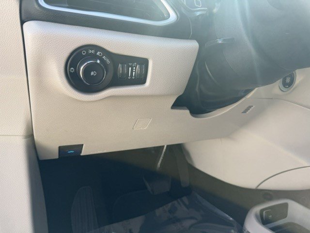 Used 2023 Chrysler Pacifica Touring-L FWD image 14