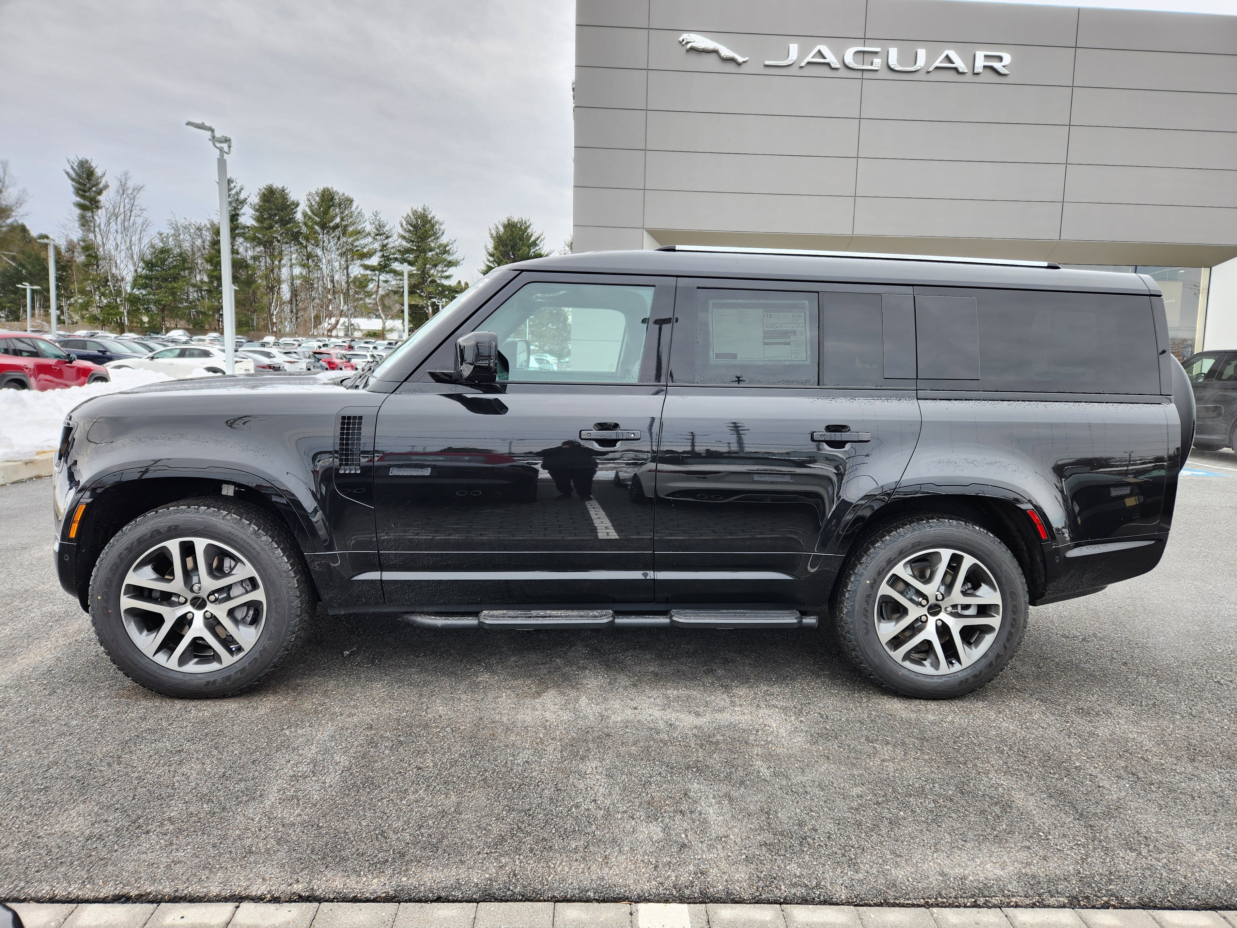 New 2026 Land Rover Defender 130 X-Dynamic SE image 5