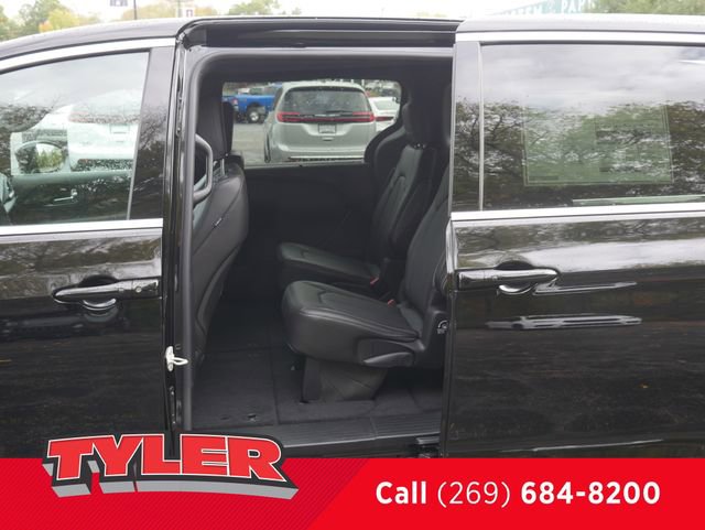 New 2026 Chrysler Pacifica Select AWD/4WD image 20