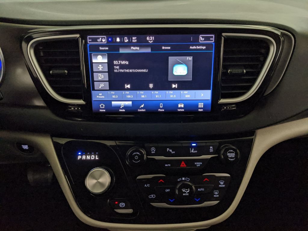 Used 2024 Chrysler Pacifica Touring-L FWD image 9