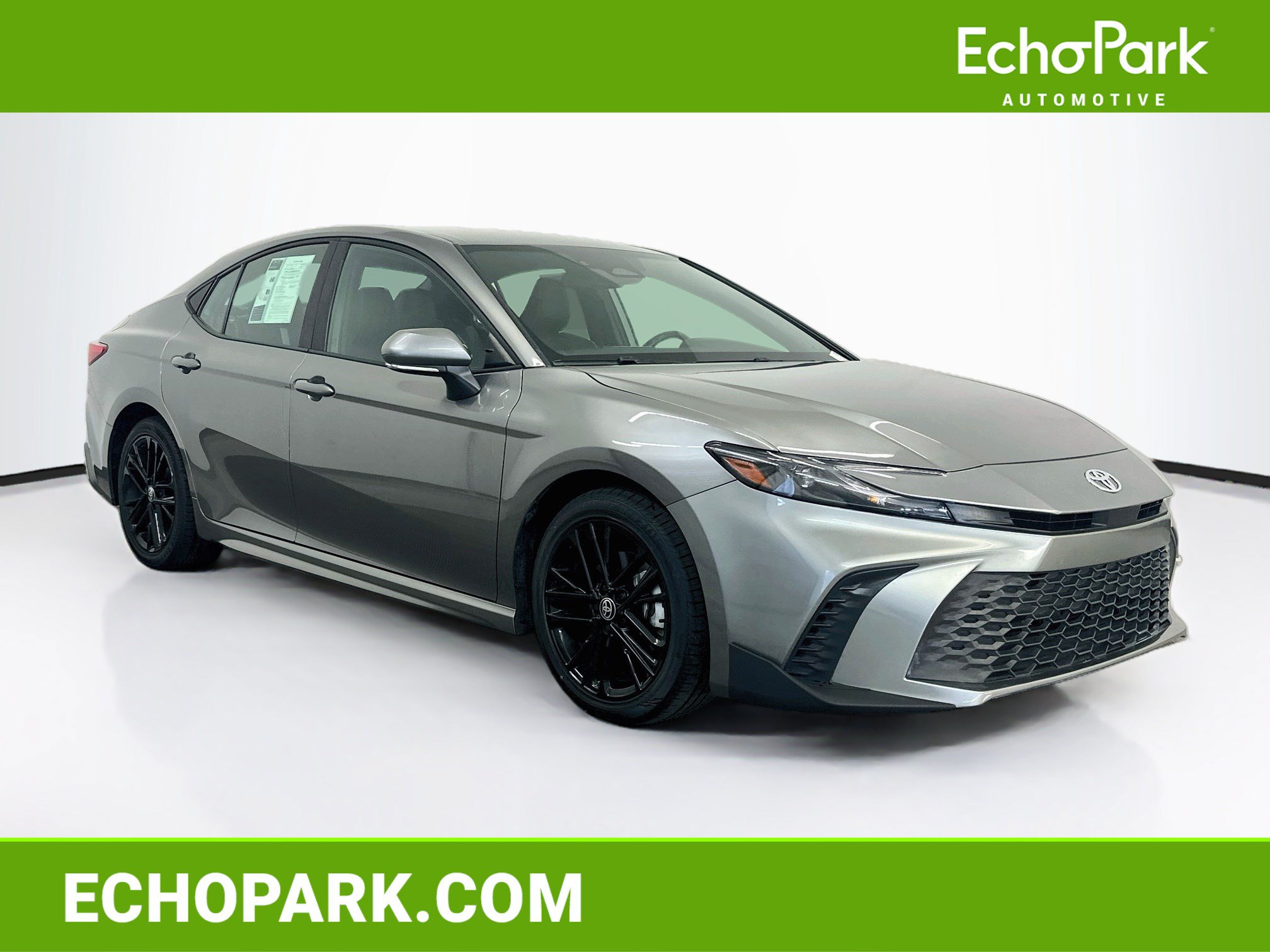 Used 2025 Toyota Camry SE FWD image 1