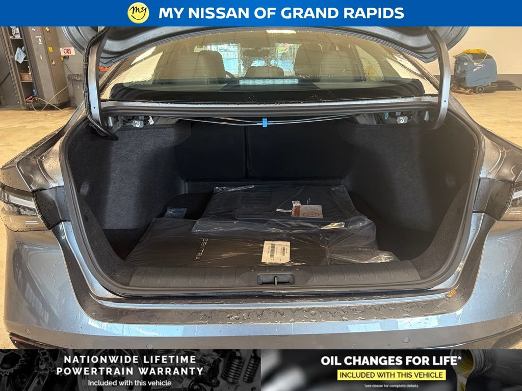 New 2026 Nissan Sentra SR w/ SR Premium Package FWD image 11