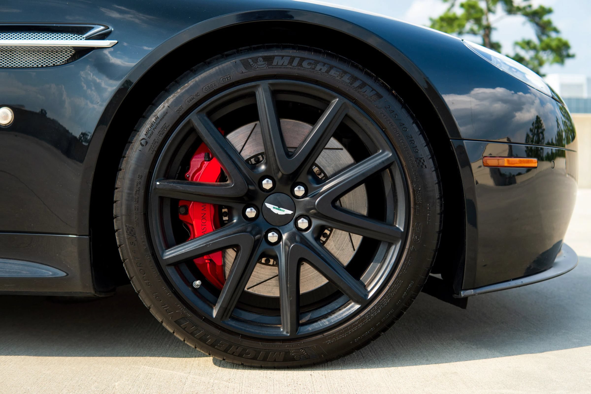 Used 2013 Aston Martin V8 Vantage Roadster RWD image 12