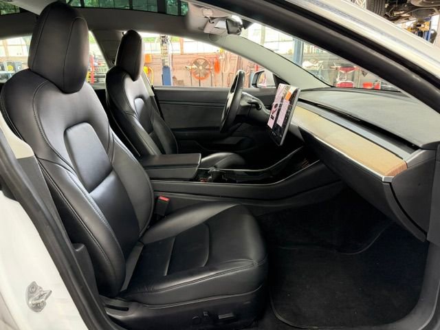 Used 2020 Tesla Model 3 Standard Range Plus RWD image 8