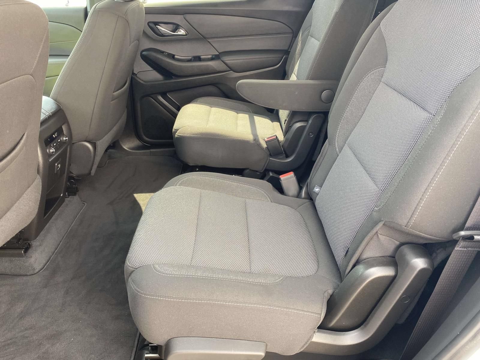 Used 2023 Chevrolet Traverse LT FWD image 11