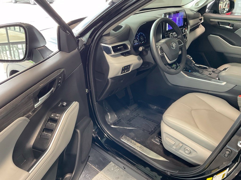 Used 2026 Toyota Highlander Platinum AWD/4WD image 9