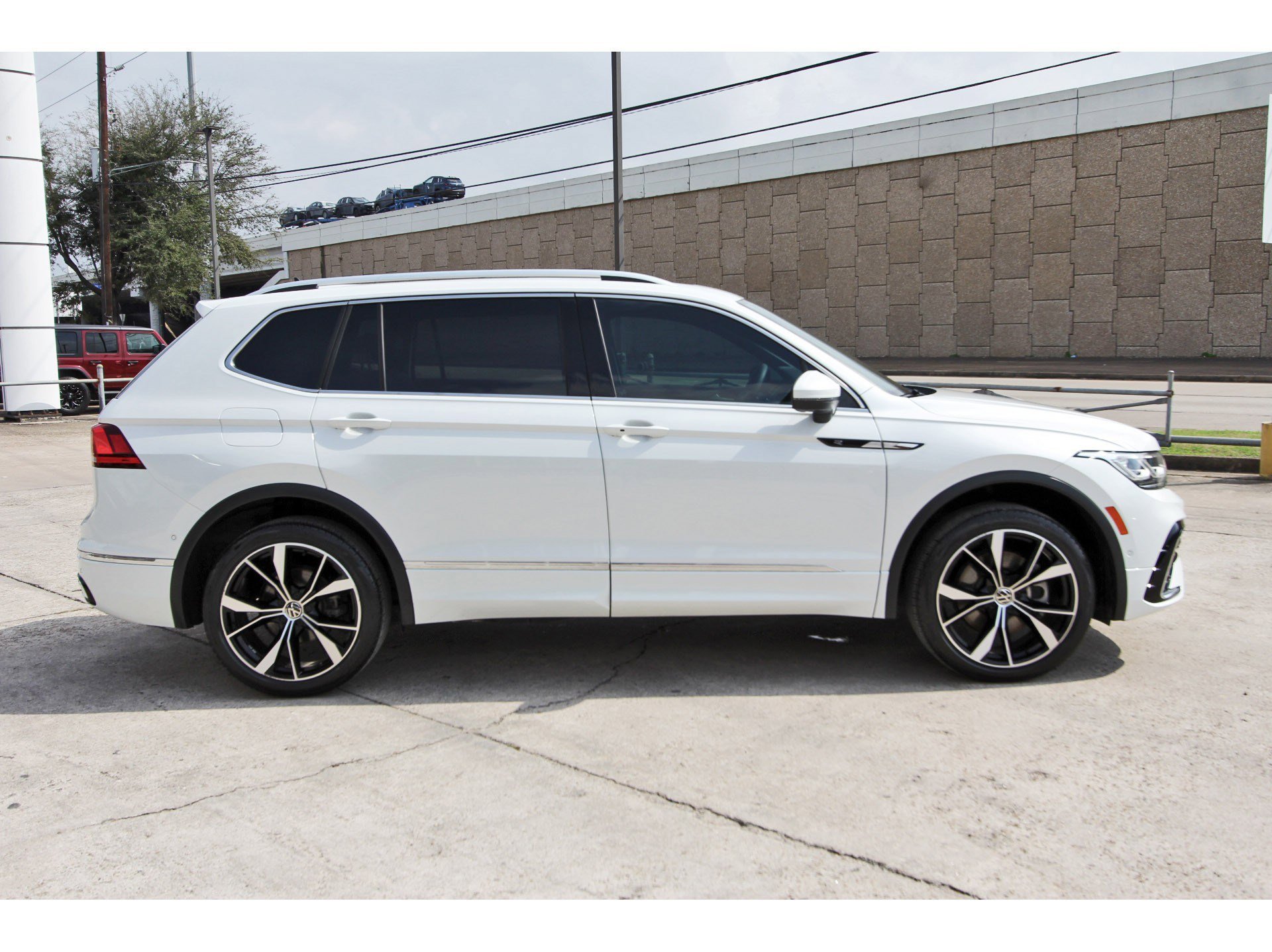 Used 2022 Volkswagen Tiguan SEL R-Line image 8