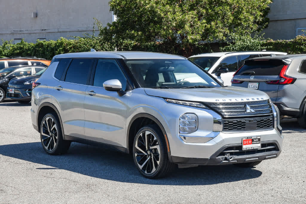 Used 2022 Mitsubishi Outlander ES FWD image 3