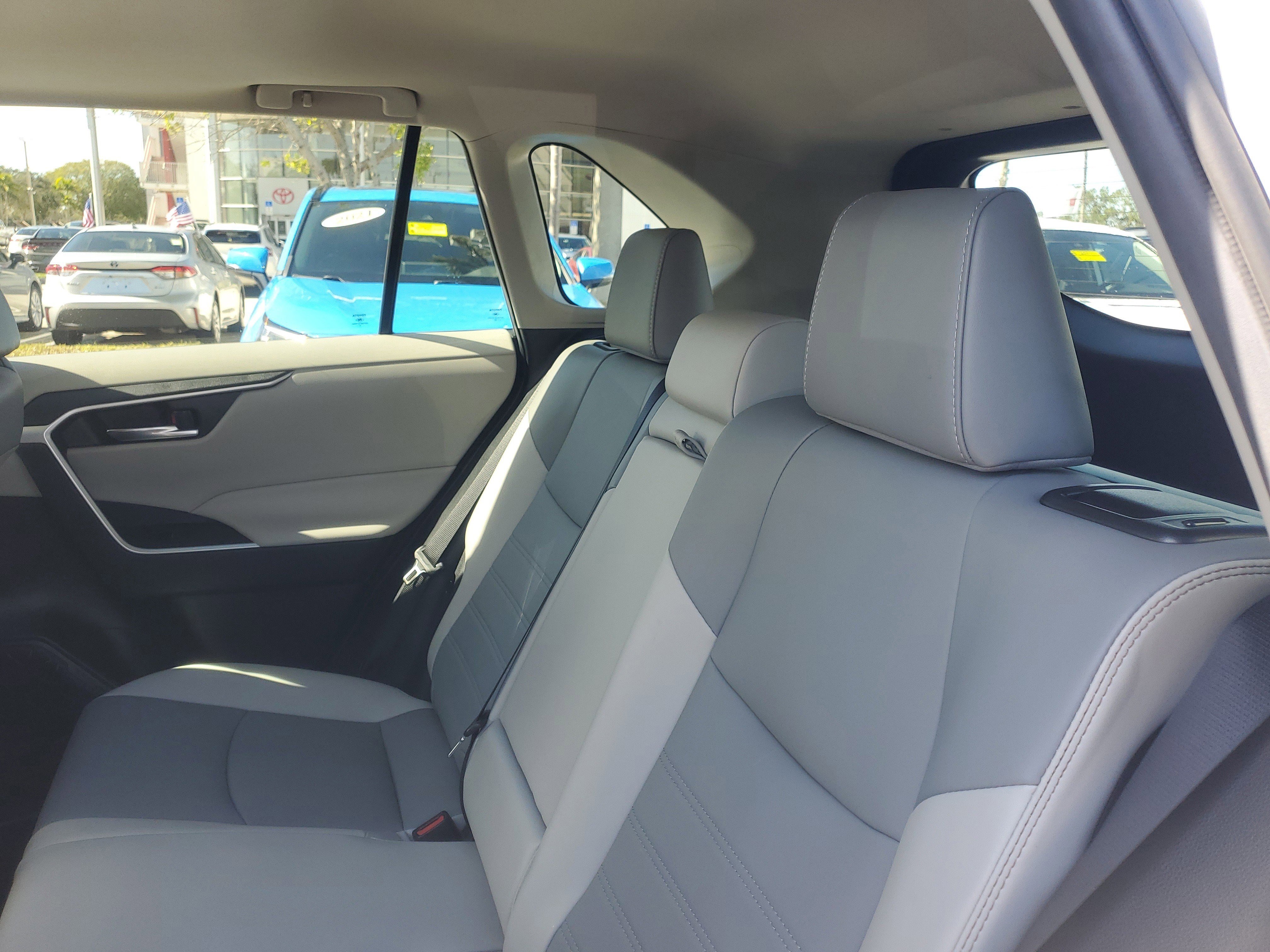 Used 2022 Toyota RAV4 XLE Premium image 14