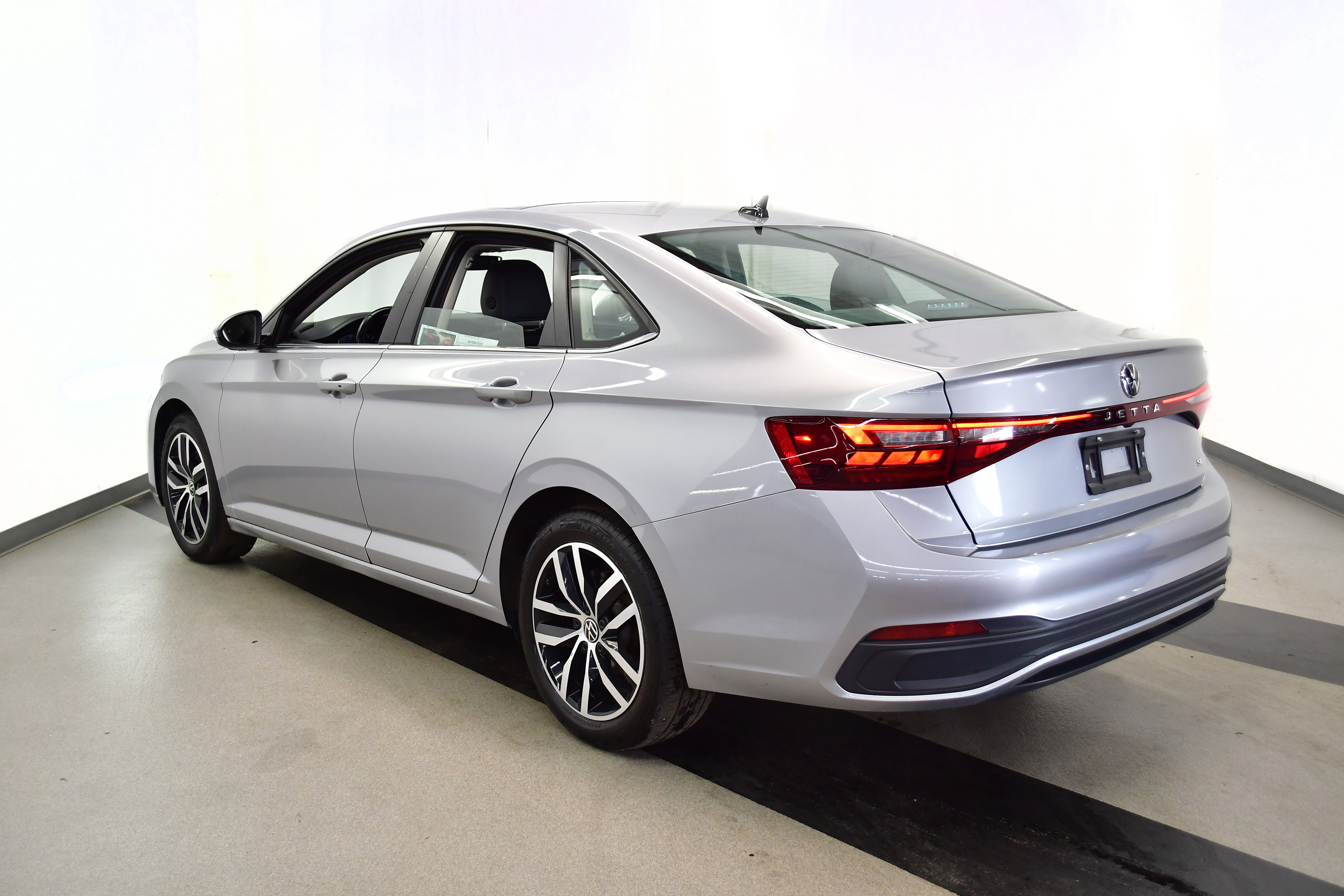Used 2025 Volkswagen Jetta SE FWD image 2