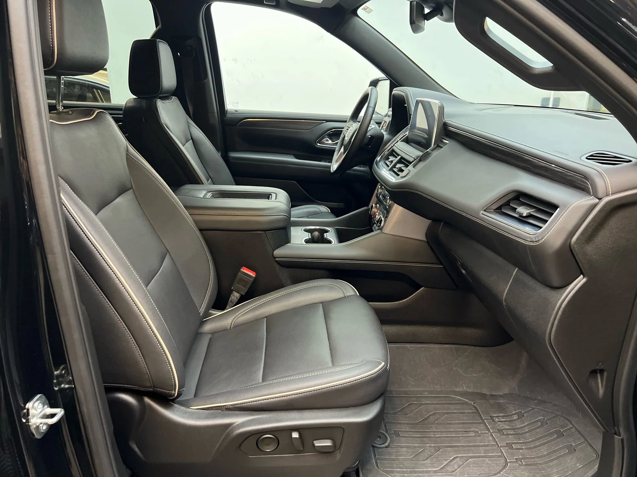 Used 2023 GMC Yukon SLT w/ SLT Premium Package image 13