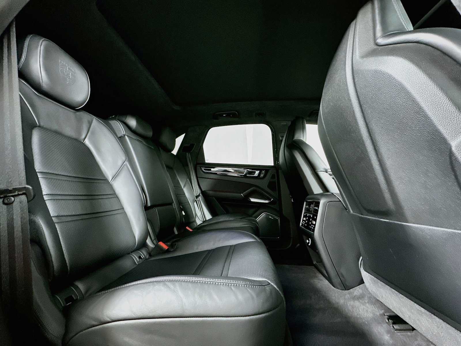 Certified 2023 Porsche Cayenne Turbo AWD/4WD image 29