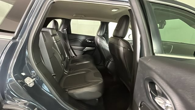 Used 2018 Jeep Cherokee Latitude Plus w/ Comfort/Convenience Group AWD/4WD image 29