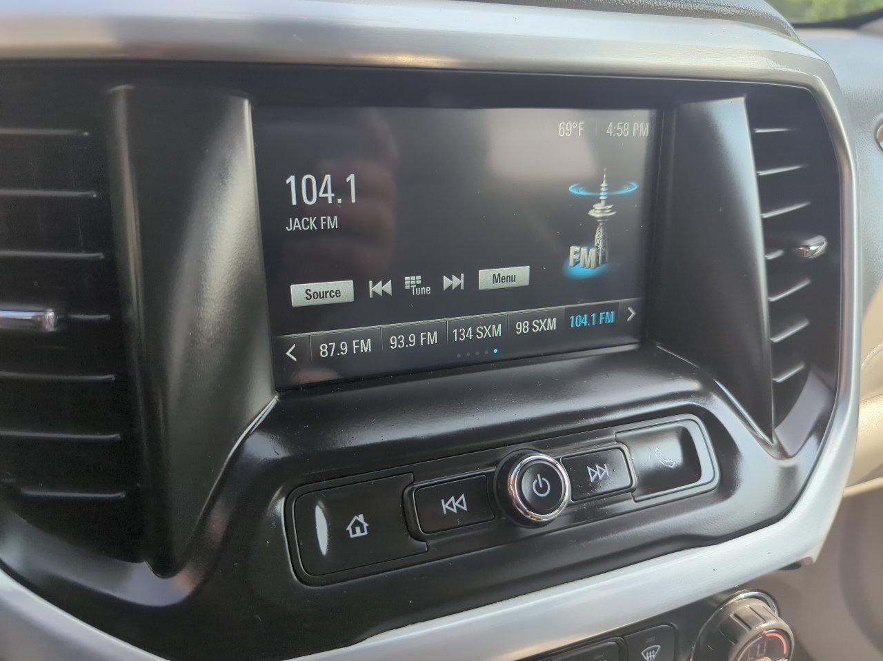 Used 2018 GMC Acadia SLE image 18