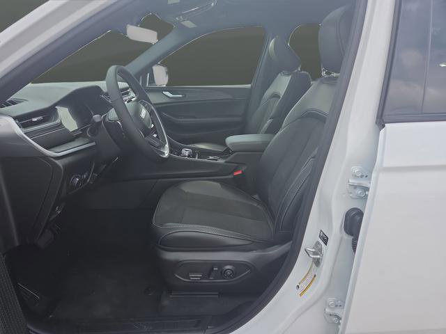 New 2025 Jeep Grand Cherokee Altitude image 4