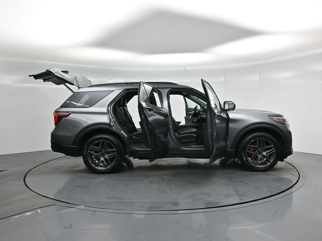 Used 2025 Ford Explorer ST-Line w/ ST-Line Street Pack image 5