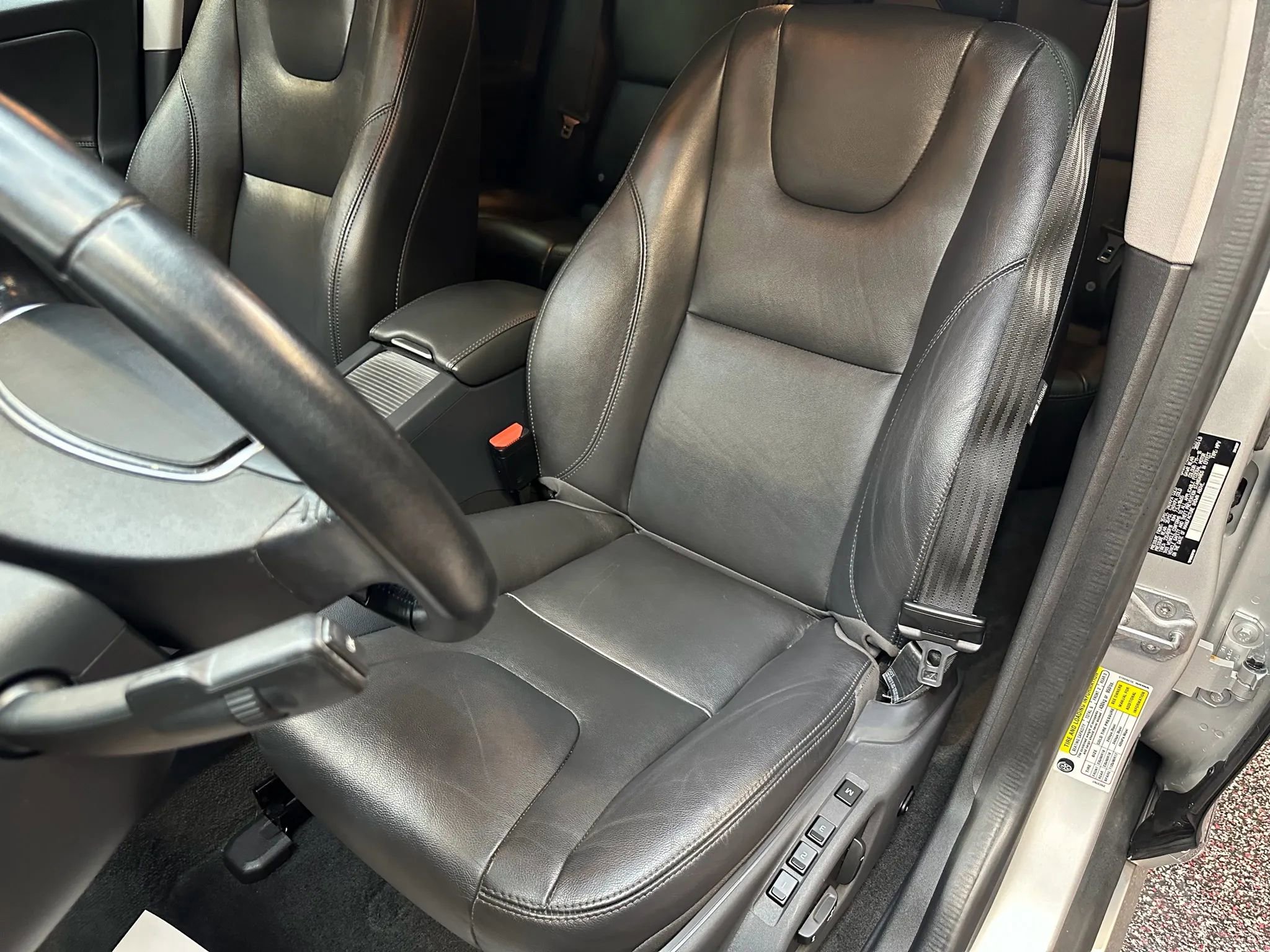 Used 2016 Volvo XC60 T6 w/ Proximity Package image 19