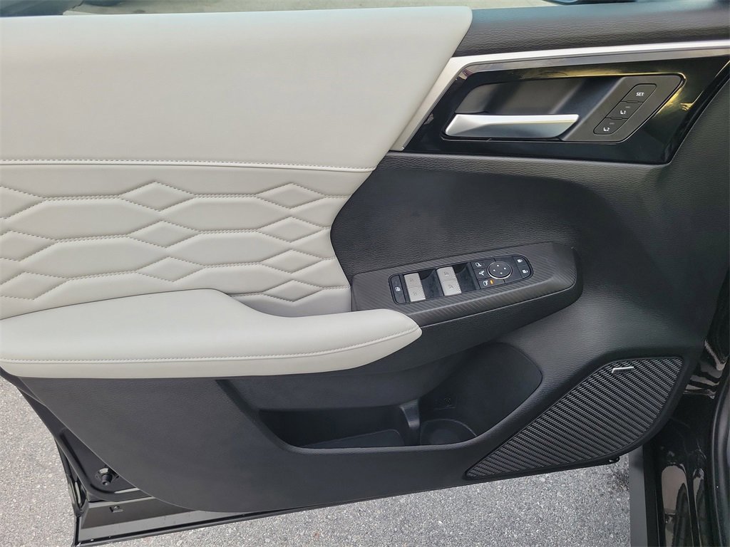 Used 2025 Mitsubishi Outlander SEL image 16