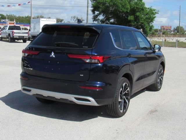 Used 2023 Mitsubishi Outlander SE image 3