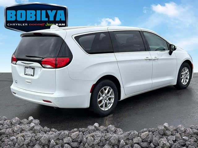 Used 2017 Chrysler Pacifica LX FWD image 3