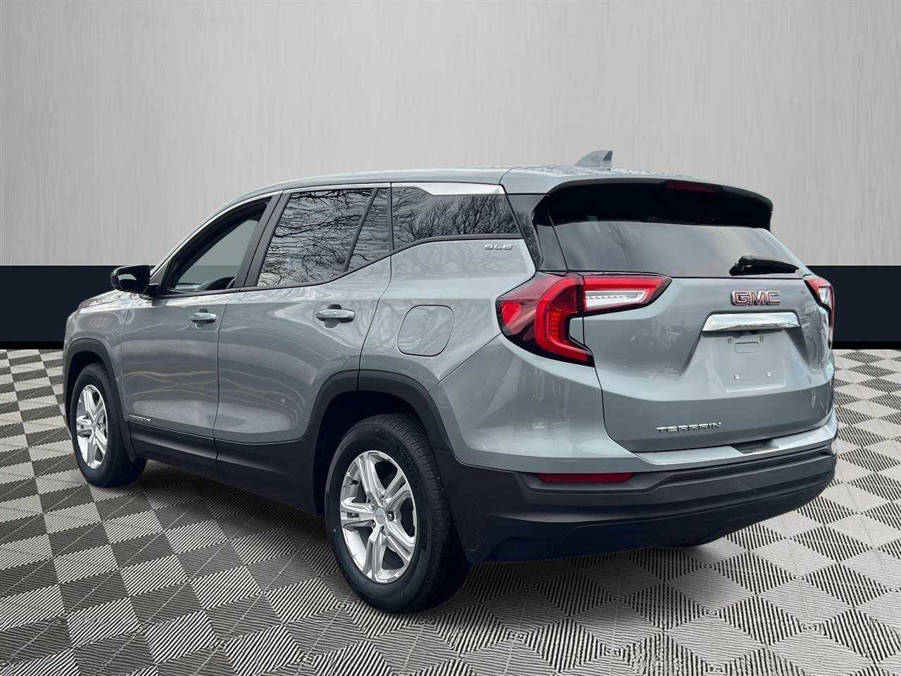 Used 2024 GMC Terrain SLE FWD image 4