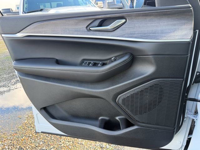 New 2026 Jeep Grand Cherokee Laredo image 13