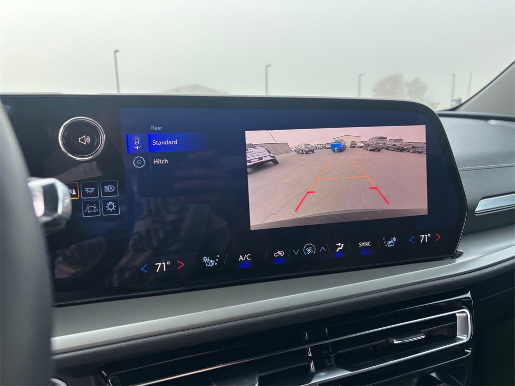 Used 2025 Chevrolet Traverse LT image 19