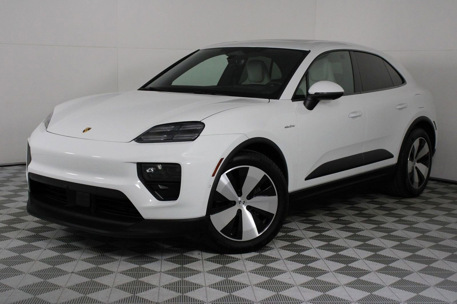 Certified 2024 Porsche Macan 4 Electric image 33