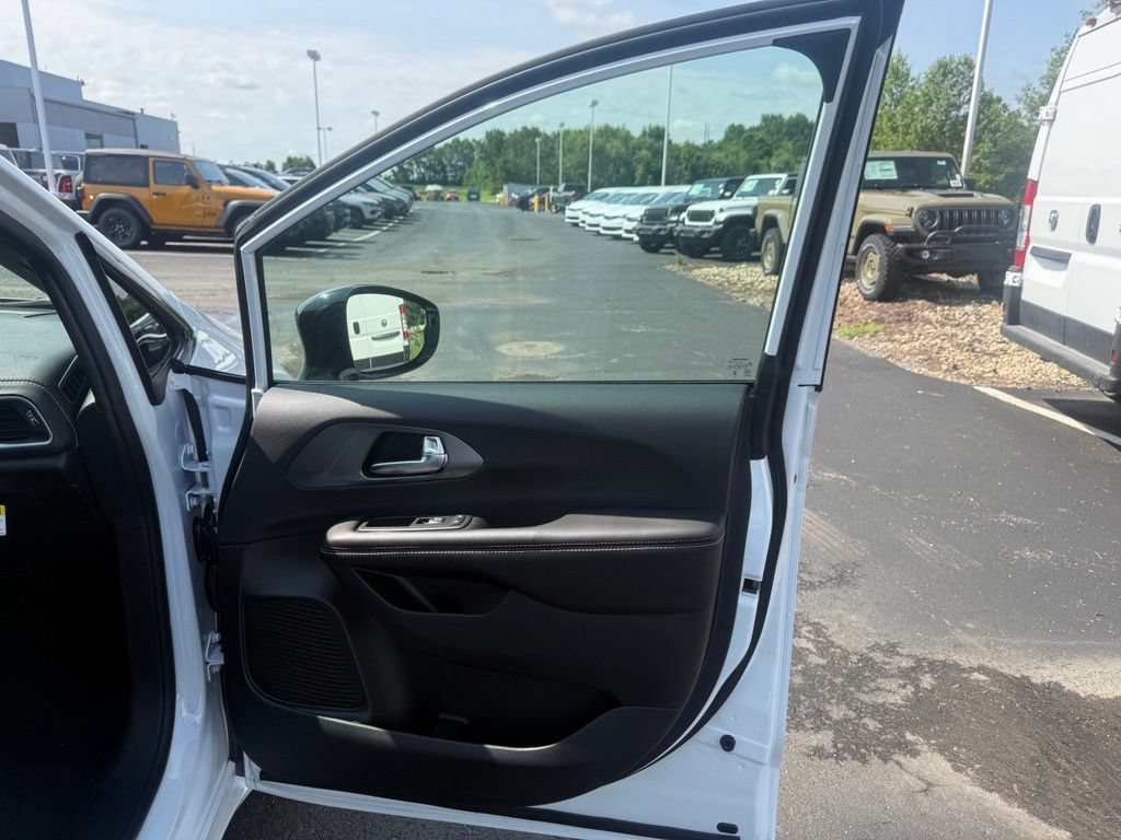 New 2027 Chrysler Pacifica Select FWD image 60